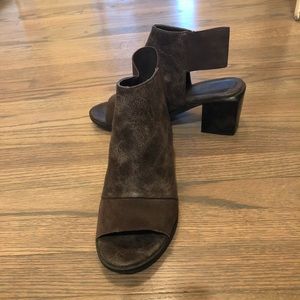 Urban Outfitters brown sandal ladies size 8
